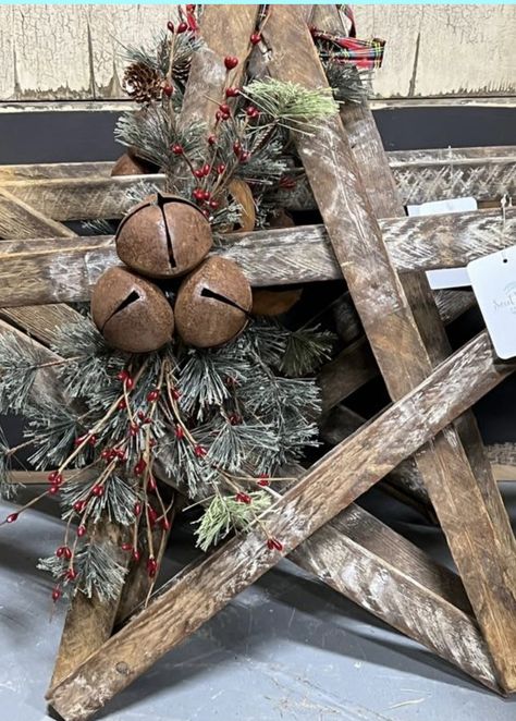 Christmas Wooden Star, Christmas Star Decor Ideas, Diy Primitive Christmas Tree, Primitive Country Christmas Crafts, Barn Christmas Decorations, Wooden Star Decor, Farm Christmas Decor, Xmas Decor Ideas, Primitive Christmas Decorating Ideas