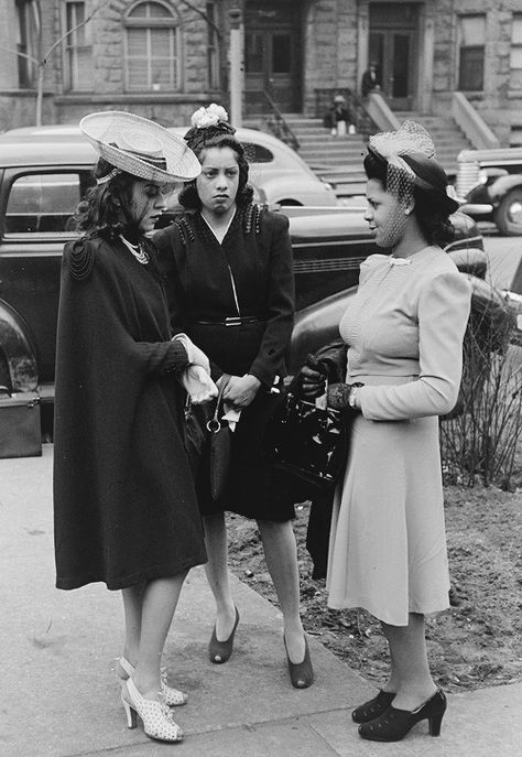 vintagegal: “Part of the Easter parade on the South Side of Chicago, 1941- Russell Lee (via) ” Women In Hats, 1940 Fashion, 40s Mode, 1940s Women, 1940's Fashion, African American Fashion, Fashion 1940s, Vintage Black Glamour, Easter Parade