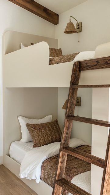 Diy Custom Bunk Beds, Diy Bunk Room, Bunk Cabin Bunkhouse, Bunk House Ideas, Vacation House Bedroom Bunk Rooms, Bunk Beds Cabin Bunkhouse, Built In Bunk Beds Small Room Rustic, Bunk Bed Ideas For Small Rooms, Ranch House Bunk Room