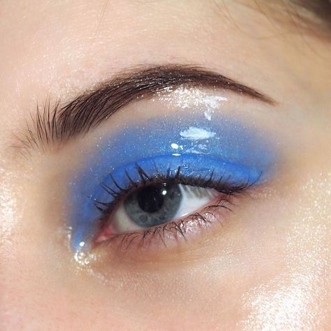 Innocence from @deckofscarlet No. 13 palette (a.k.a. the prettiest blue I’ve seen) + gloss painted on with white face paint Roy… Make Up Color, White Face Paint, Eye Makeup Looks, Eyes Lips Face, Roy Lichtenstein, Bold Makeup, White Face, Editorial Makeup, Gorgeous Makeup