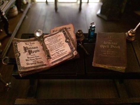 Dark Arts Classroom, Defence Against The Dark Arts, Harry Potter Script, Hogwarts Classes, Disney Themed Rooms, Gryffindor Common Room, Office Dark, Arts Classroom, About Harry Potter