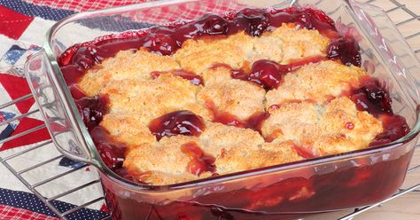 Classic Cherry Cobbler 7 Up Cobbler, Frozen Berry Recipes, Easy Cherry Cobbler, Cherry Cobbler Recipe, Fruit Cobbler, 7 Up, Berry Cake, Cherry Cobbler, Cherry Recipes