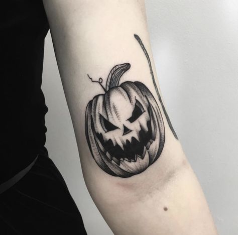 Pumpkin Tattoos, Halloween Tattoos Sleeve, Tattoo Halloween, Tattoo Black And White, Lantern Tattoo, Pumpkin Tattoo, Autumn Tattoo, 13 Tattoos, Forarm Tattoos