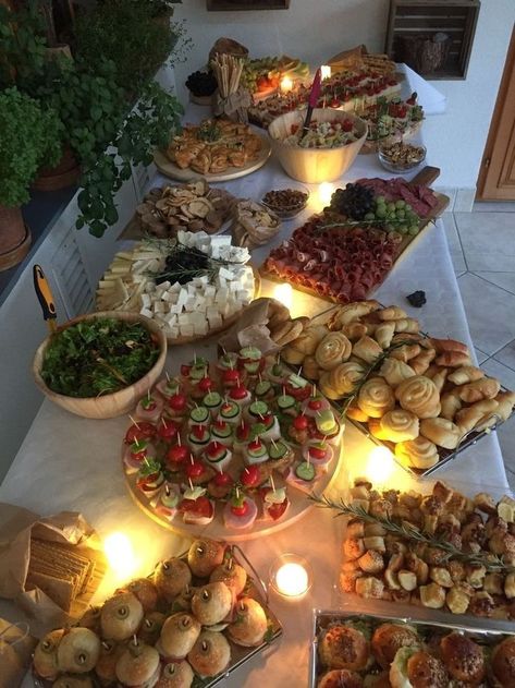 Buffet birthday party idea food finger food High Class Tea Party, Small Party Food Table Display, Food Aethstetic Dinner, Dinner Party For Men, 18th Birthday Party Ideas, Lunch Party, Party Food Buffet, Birthday Dinner Party, Party Food Platters