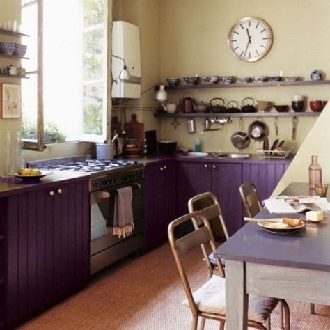 mixing purple and pistachio colors will create a unique space, add touches of vintage Purple Kitchen Cabinets, Modern Konyhatervezés, Purple Cabinets, Boho Chic Kitchen, Purple Kitchen, Purple Rooms, Kitchen Colour Schemes, Country Style Kitchen, Kitchen Cabinet Colors