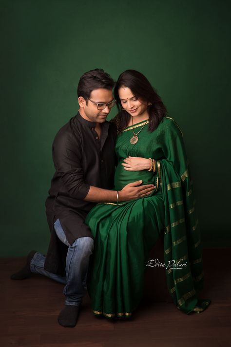 Maternity Photoshoot Poses In Saree, Pre Maternity Photo Shoot, Baby Shower Photography Poses, Engagement Stills, Pre Maternity, Indian Maternity Photos, Pregnancy Video, Dohale Jevan, Photography Stills