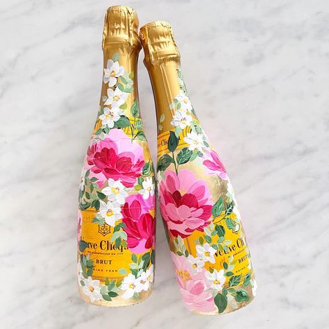 Handpainted Champagne Bottles (@handpainted_champagne) • Instagram photos and videos Painted Champagne Bottle Flowers, Painted Wedding Bottle, Painted Mini Champagne Bottle, Decorated Champagne Bottles Wedding, Painted Whiskey Bottles, Decoupage Champagne Bottles, Painting On Wine Bottles, Paint Bottles Diy, Pretty Champagne Bottles