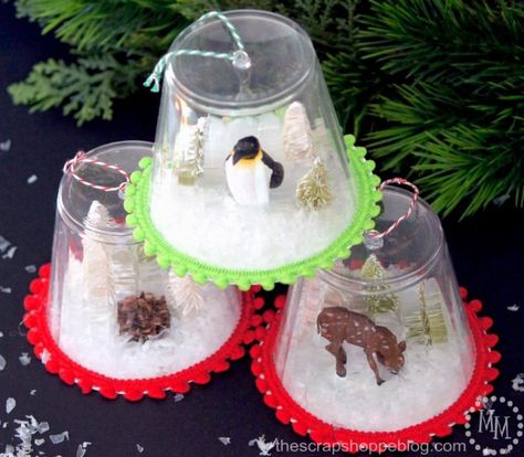 These DIY snow globe ornaments are a fun kid craft and be filled with just about anything! Diy Snow Globe Ornaments, Ornaments Diy Kids, Easy Winter Crafts, Christmas Countdown Diy, Snow Globe Crafts, Globe Crafts, Diy Snow, Diy Snow Globe, Globe Ornament