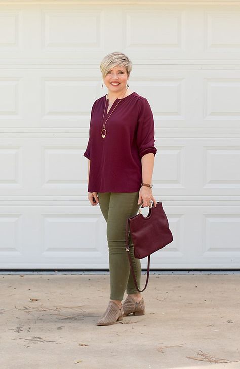 the color burgundy, fall fashion, olive jeans outfit, fall outfit, #fashionover40 #fallfashion Olive Jeans Outfit, Burgundy Outfit Ideas, Green Jeans Outfit, Olive Pants Outfit, Olive Green Pants Outfit, Olive Green Outfit, Outfits Leggins, Green Pants Outfit, Olive Jeans