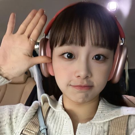 Chuu Selcas, Moodboard Png, Wearing Headphones, Moon Icon, Chuu Loona, Perfect Smile, Odd Eyes, Twice Kpop, Star Butterfly