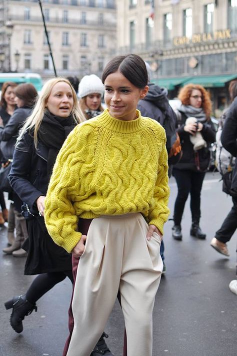 Yellow Jumper Outfit, Mustard Sweater Outfit, Loose Sweater Outfit, Yellow Chunky Sweater, Yellow Knitwear, Chunky Sweater Outfit, Yellow Jumper, Pullovers Outfit, Mustard Sweater