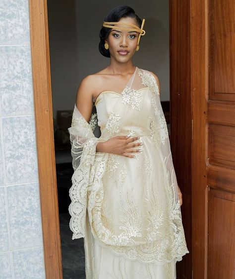 Rwandese Traditional Wear, Ugandan Traditional Wear, Traditional Wear Women, Traditional African Wedding, Habesha Wedding, African Wedding Dresses, African Bridesmaid Dresses, African Traditional Wedding Dress, African Wedding Attire