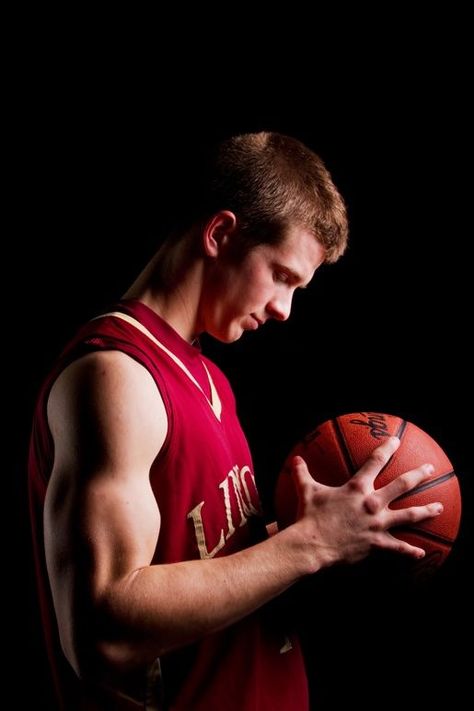 Senior Portrait / Photo / Picture Idea - Basketball Basketball Pictures Poses, Basketball Senior Pictures, Senior Photos Boys, Sport Videos, Senior Boy Poses, Sport Portraits, Male Senior Pictures, Senior Pictures Sports, Basketball Photos