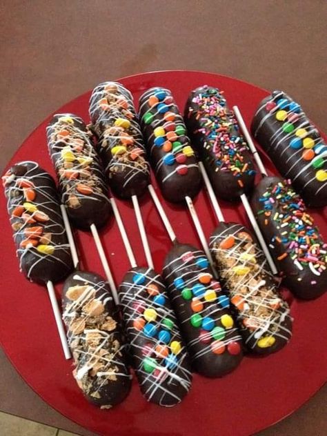 Chocolate Dipped Twinkies, Chocolate Covered Twinkies, Twinkie Desserts, Twinkies Recipe, Waffle Pops, Candy Apple Recipe, Chocolate Covered Bananas, Chocolate Covered Marshmallows, Chocolate Covered Treats