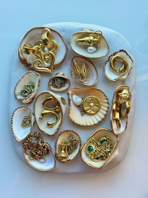 Shell Jewelry Holder Diy, Seashell Home Decor, Sea Shell Accessories, Clay Beach Ideas, Shell Pottery, Shell Diy, Art Coquillage, Beautiful Crafts, Shell Crafts Diy