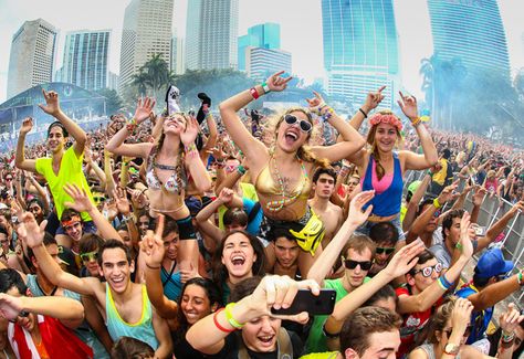 festival crowd How To Dance Better, Festival Crowd, Edm Music Festivals, Rave Girls, Festival Guide, Coachella Music Festival, Edm Rave, Music Festival Poster, Ultra Music Festival