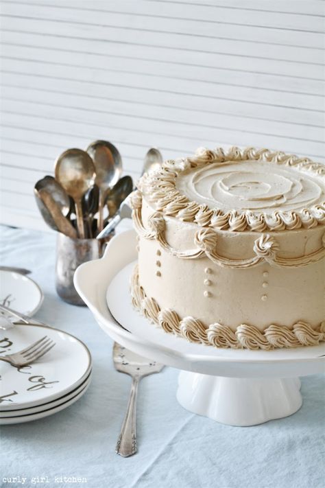 Latte Cake, Vintage Pasta, Buttercream Piping, Bean Cake, Cake With Buttercream, Creative Cake Decorating, Coffee Making, Easy Cake Decorating, Cake Decorating Designs