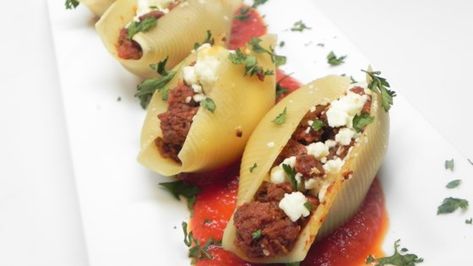 Wow your dinner guests with these lasagna appetizer bites: pasta shells stuffed with a quick Bolognese sauce, parsley, and cream cheese. Lasagna Appetizer, Lasagna Bites, Pasta Station, Tapas Night, Mini Lasagna, Lasagna Cups, Shells Stuffed, Cooking Projects, Jumbo Pasta Shells