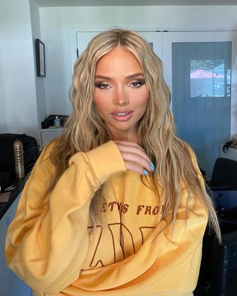 Natalie Alyn Lind Instagram, Natalie Lind, Natalie Alyn, Natalie Alyn Lind, Girl Actors, Drinking Wine, Celebrities Female, Comedians, Actresses