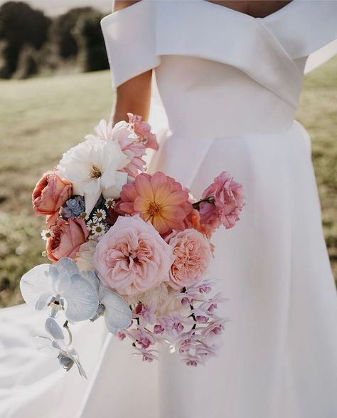 Coloured Wedding Bouquet, Colourful Wedding Bouquets Brides, Runuculous Wedding Bouquet, Trending Wedding Bouquets, Wedding Bouquets With Orchids, Monochromatic Bridal Bouquet, Bridal Bouquet Modern, Dusk Wedding, Modern Bouquet Wedding