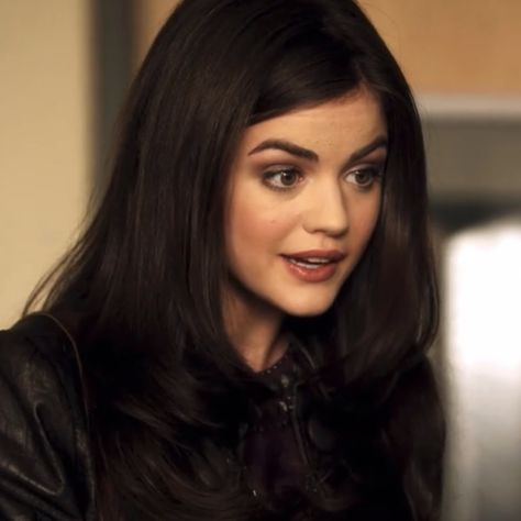 Aria Montgomery Season 1, Aria Montgomery Makeup, Aria Montgomery Hair, Aria Montgomery Outfits, Pretty Little Liars Cast, Montgomery Aesthetic, Pretty Little Liars Aesthetic, Aria Montgomery Aesthetic, Lucy Hale Hair