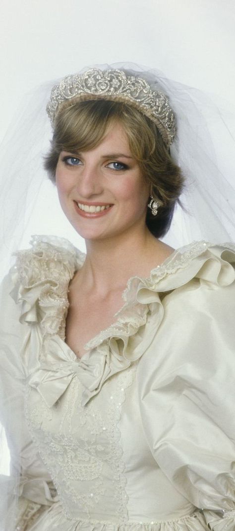 Charles And Diana Wedding, Diana Wedding Dress, Princess Diana Wedding, Diana Princesa, Diana Wedding, Princess Diana Fashion, Princess Diana Photos, Princess Diana Pictures, Princess Diana Family