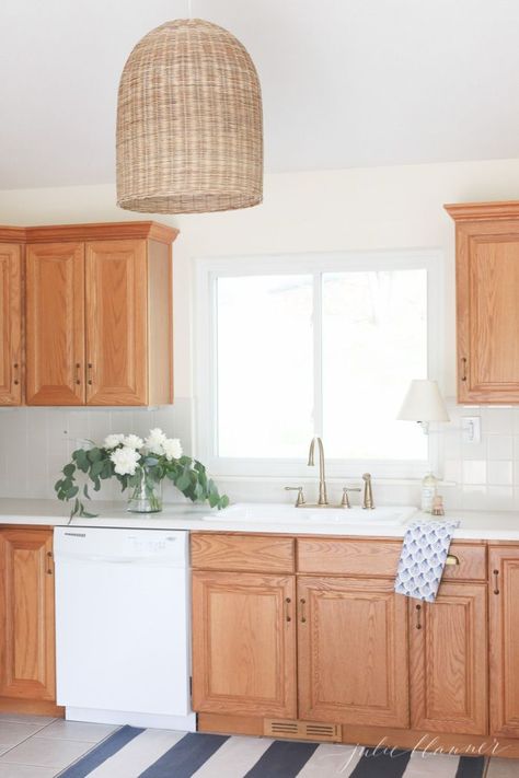 Tips and tricks to update dated oak kitchen cabinets without painting them. Make your oak cabinets feel modern and fresh with these easy diy ideas. #diy #kitchen #update #oakcabinets  #decor #kitchendesign Honey Oak Cabinets, Kabinet Dapur, Oak Kitchen Cabinets, New Kitchen Cabinets, Kitchen Cabinets Makeover, Oak Kitchen, Oak Cabinets, Kitchen Paint, Painting Kitchen Cabinets