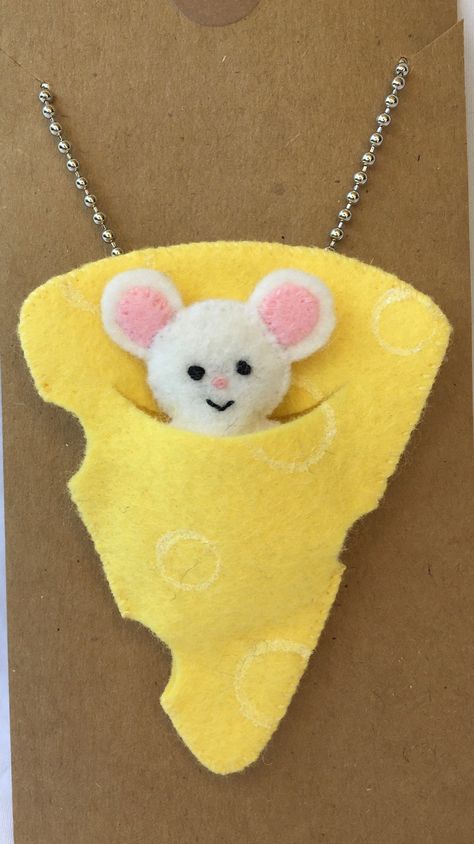 A sweet little felt mouse ready to play or sleep in its Swiss Cheese pouch.  Use it as a quite toy or a gift for your favorite little person. Fleece Scraps, Felt Plushie, Diy Felt Christmas Ornaments, Felt Ornaments Patterns, Felt Pouch, Felt Animal, Sewing Stuffed Animals, Felt Mouse, Little Mouse