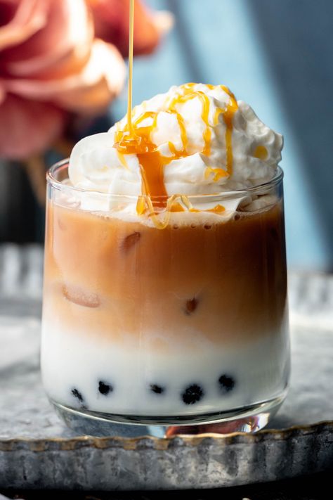 Boba Tea Recipe, Fancy Tea, Boba Milk Tea, Tea Shops, Bubble Tea Shop, Boba Milk, Creamy Caramel, Drinks Coffee, Tapioca Pearls