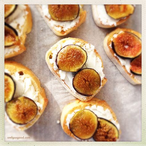 Fig And Goat Cheese, Crusty French Bread, Cheese Crostini, Roasted Figs, Goat Cheese Crostini, Creamy Goat Cheese, Fig Recipes, Cheese Dessert, French Bread