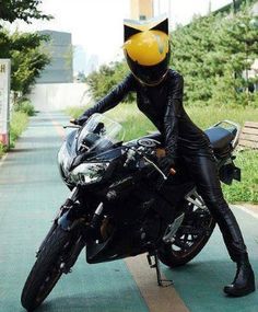 Female biker with cat ear motorcycle helmet Motorcycle Costume Women, Celty Durarara, Durarara Celty, Durarara!!, Celty Sturluson, Xe Ducati, Link Cosplay, Catwoman Cosplay, Female Biker