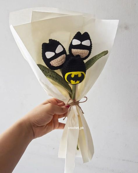 Crochet Batman Bouquet 🦇 Get this cute batman bouquet for your batman 💗 . . . Inbox us to place your orders <3 . . #crochet #batmanboquet #handmade #crochetersofinstagram #crochetaddict #crochetlove #crocheting #knitting #yarn #instacrochet #handmadewithlove #croche #crochetinspiration #diy #crochetlover #yarnaddict #knittersofinstagram #croch #love #crocheted Cute Things To Crochet For Your Boyfriend, Batman Bouquet Paper, Crochet Bouquet For Men, Batman Ribbon Bouquet, Batman Bouquet, Batman Crochet Bouquet, Spider Man Crochet Bouquet, Crochet Batman, Cute Batman