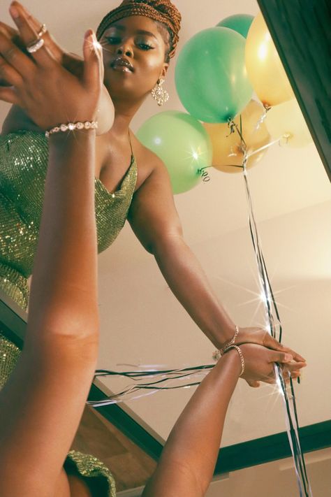 23rd Birthday Photoshoot At Home, Green Photoshoot Birthday, Birthday Photoshoot Ideas Creative Virgo, Emerald Green Photoshoot Birthday, Green Photoshoot Black Women, Green And Gold Photoshoot, Green Birthday Photoshoot Ideas, Birthday Green Aesthetic, Birthday Photoshoot Ideas Creative Outdoor