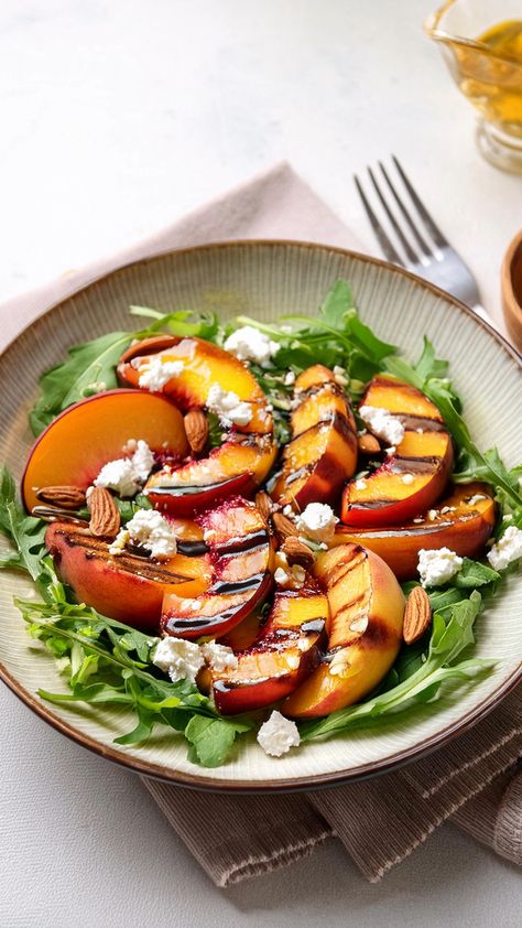 Are you looking for healthy peach recipes? Our delicious peach salad recipe is the perfect summer dish. It combines fresh peaches with a delicious balsamic sauce. This healthy recipe is vegetarian and low-carb. Healthy Peach Recipes, Peach Salad Recipes, Summer Side Dishes Recipes, Fresh Peach Recipes, Balsamic Sauce, Grilled Peach Salad, Easy Summer Side Dishes, Rocket Salad, Vegetarian Recipes Lunch