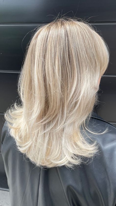 Balyage Blonde Shoulder Length Hair, Shortish Blonde Hair, Hair Just Past Shoulders, Cool Toned Blonde Hair Balayage, Butter Blonde Balayage, Cool Toned Blonde Hair, Above Shoulder Hair, Light Ash Blonde Hair, Light Blonde Balayage