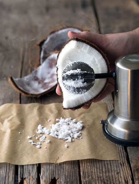 Grating Coconut for Indian Rice Doughnuts Food Gadgets, Coconut Grater, South Indian Snacks, Diy Easy Recipes, Indian Rice, Indian Dessert, Fresh Coconut, Coconut Chutney, Australian Food