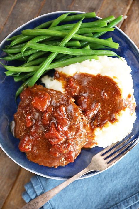 This recipe for my Easy Swiss Steak only calls for a handful of ingredients and is the perfect way to turn cubed steak into super tender swiss steak with tomato gravy. Easy Swiss Steak Recipes, Swiss Steak Recipes Oven, Swiss Steak Recipes Crockpot, Baked Cubed Steak, Smothered Cube Steak, Swiss Steak Crockpot, Cubed Beef Recipes, Swiss Steak Recipes, Cubed Steak