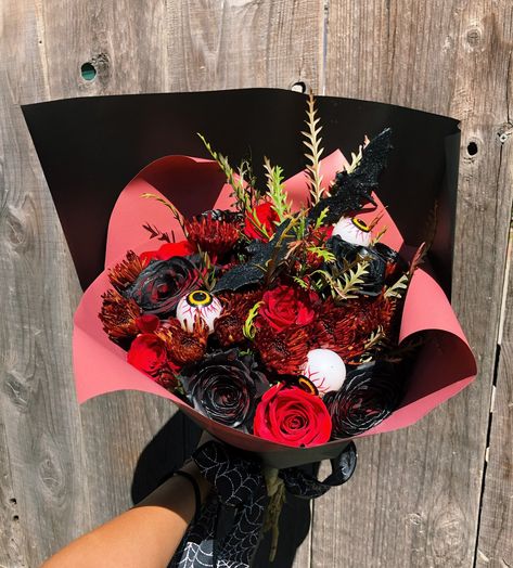 Cesar on Twitter: "spooky flowers for my girl… " Spooky Bouquet, Spooky Flowers, Halloween Flower Arrangements, Alcohol Bottle Decorations, Halloween Floral Arrangements, Fall Gift Baskets, Holiday Bouquet, Flower Boquet, Halloween Floral