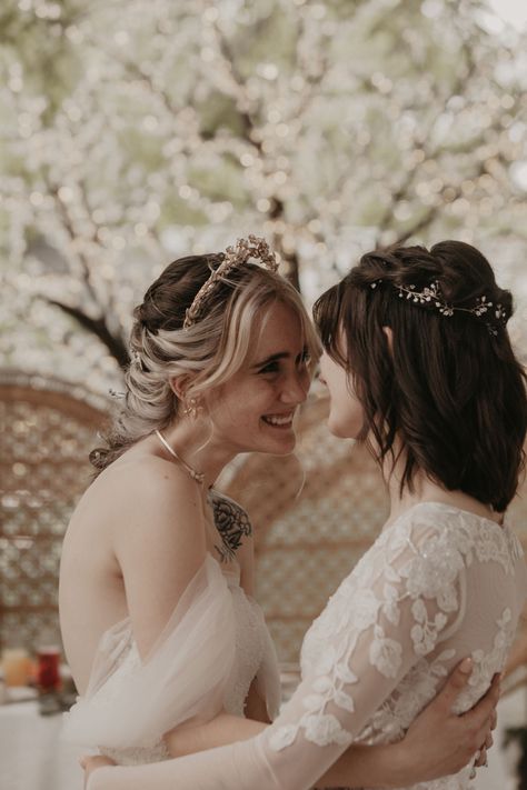 Cottage Core Lesbian Wedding, Aesthetic Lesbian Wedding, Wlw Wedding Photos, Wedding Photos Lesbian, Cottagecore Lesbian Wedding, Platonic Wedding, Wlw Marriage, Wlw Wedding Aesthetic, Poly Wedding