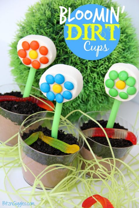 Bloomin' Dirt Cups - A fun and delicious dirt cup treat topped with a marshmallow and M&M flower! {BitznGiggles.com} Food Flowers Ideas, Spring Edible Crafts For Kids, Snack Cup Ideas, Earth Day Dirt Cups For Kids, Mud Worms Dirt Cups, Dirt Worm Cups, Dirt And Worms Cups, Edible Dirt, Strawberry Printable