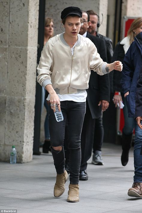 Man of the moment: Harry Styles was met by a mob of excited admirers when he arrived at th... Harry Styles Chelsea Boots, Harry Styles Street Style, Harry Styles Boots, Harry Styles Suits, Hary Styles, Harry Styles Hands, Harry Outfits, Chelsea Boots Outfit, Harry Styles 2013