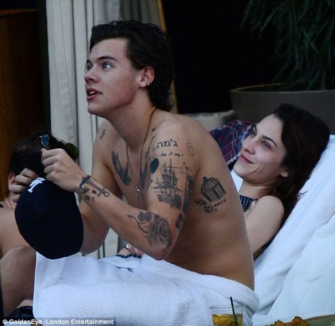 That's what makes him beautiful! Harry got a lot of attention from hotel guests at the pool Cage Tattoos, Pixie Geldof, One Direction Harry Styles, Frat Boy, One Direction Harry, Harry Styles Pictures, Harry Styles Photos, Mr Style, Treat People With Kindness