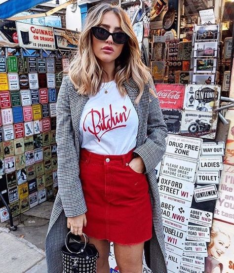 CAMISETA BRANCA COM DETALHE VERMELHO + SAIA JEANS VERMELHA + SOBRETUDO XADREZ PRÍNCIPE DE GALES Red Mini Skirt Outfit, Red Skirt Outfits, Red Denim Skirt, Casual Denim Jacket, Red Mini Skirt, Red Jeans, Miniskirt Outfits, Elegante Casual, Looks Street Style