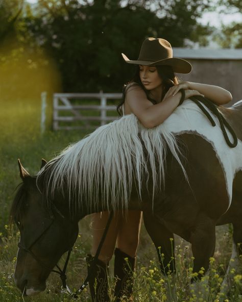 keep up with a cowgirl Portrait With Horse, Cowgirl Senior Pictures, Western Portrait, Recreate Pictures, Western Photoshoot Ideas, Cowgirl Photoshoot, Horse Photography Poses, Foto Cowgirl, Cowgirl Photo