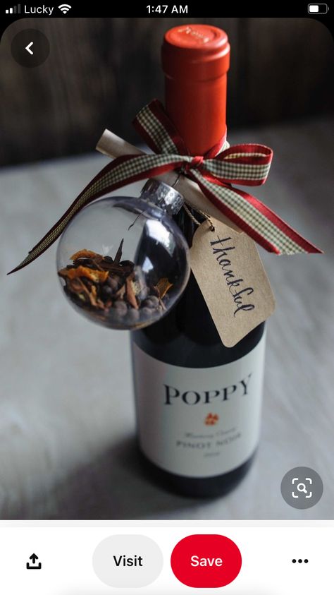 Christmas Gift Bottle Ideas, Bottle Decoration For Christmas, Christmas Bottle Gift, Wine Wrapping Ideas Christmas, Gift Bottle Wrapping Ideas, Wine Bottle Christmas Gifts, Christmas Gifts With Alcohol, Wine Basket Gift Ideas Christmas, Alcohol Baskets Ideas