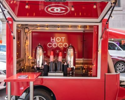 Le Rouge Chanel - Experiential Activation in New York, NY | The Vendry Champaign Bar, Brand Activation Ideas, Marketing Activations, College Event, Event Bar, Build Brand, Beauty Marketing, Experiential Marketing, Christmas Beauty