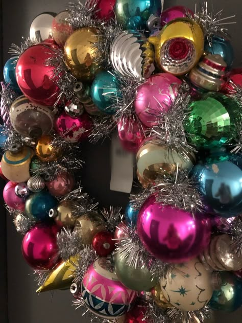 Festive Wreaths Diy, Diy Vintage Wreath, Diy Colorful Wreath, Christmas Decor Diy Garland, Diy Wreath Ornaments, Christmas Wreaths Ornaments, Vintage Wreaths, Vintage Christmas Wreaths Diy, Diy Christmas Ornament Wreath