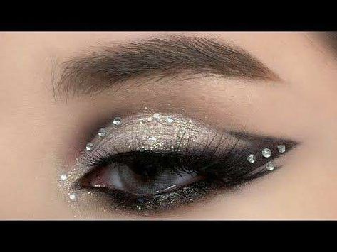 White Glitter Makeup, Kill Makeup, Medusa Makeup, Glitter Makeup Tutorial, Black And White Makeup, Silver Eye Makeup, Black Eye Makeup, Concert Makeup, Mekap Mata