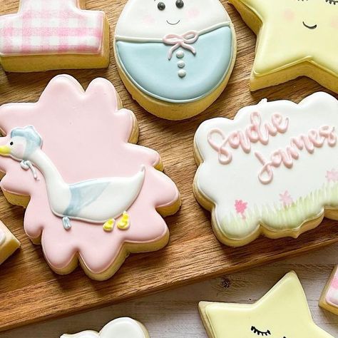 “Humpty Dumpty sat on a wall” . . #royalicingcookies #sugarcookies #nurseryrhymecookies #decoratedcookies #springfieldga #effinghamga... | Instagram Nursery Rhyme Cookies, Nursery Rhyme Cake Ideas, Nursery Rhyme Cake, Patty Cake Nursery Rhyme, Nursery Rhyme Decorated Cookies, Nursery Rhyme Decor, Nursery Rhyme Party, Humpty Dumpty, Cookie Art