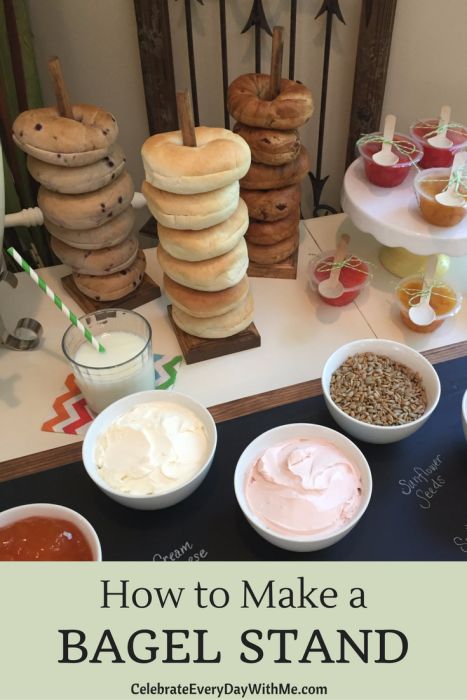 DIY- cute bagel (or doughnut) stands for the next party! Bagel Stand, Bbq Dessert, Bagel Bar, Parmesan Chips, Brunch Bar, Breakfast Party, Baby Shower Brunch, Birthday Brunch, Christmas Brunch